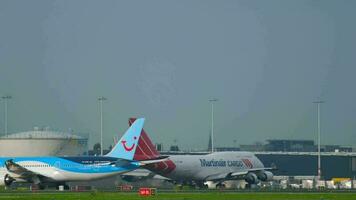 amsterdam, das Niederlande Juli 26, 2017 - - Martinair Ladung boeing 747 ph mps Abfahrt beim Runway 24 kaagban. Schiffshol Flughafen, amsterdam, Holland video