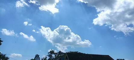 el nubes en el cielo Mira hermosa foto