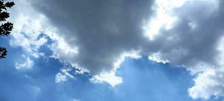 el nubes en el cielo Mira hermosa foto