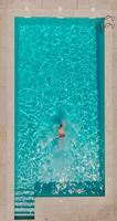 aéreo Visão do uma homem dentro vermelho calção natação dentro a piscina video