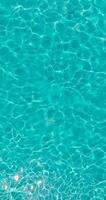 azul água dentro a natação piscina com luz reflexões video