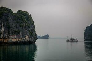 crucero Embarcacion en halong bahía foto