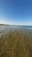 Oceano olas alcanzando apuntalar video