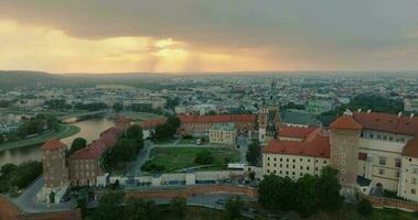 antenn se av wawel kunglig slott och vistula flod. panorama av de stad är synlig i de bakgrund video