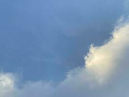 cielo azul con nubes foto