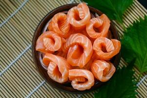 salmón sashimi comida salmón filete japonés menú con shiso perilla hoja limón hierba y especias, Fresco crudo salmón pescado para Cocinando comida Mariscos salmón pescado foto