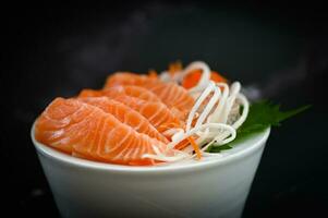 Fresco crudo salmón pescado para Cocinando comida Mariscos salmón pez, salmón sashimi comida salmón filete japonés menú con shiso perilla hoja limón hierba y especias foto