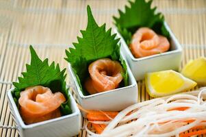 Fresco crudo salmón pescado para Cocinando comida Mariscos salmón pez, salmón sashimi comida salmón filete japonés menú con shiso perilla hoja limón hierba y especias foto