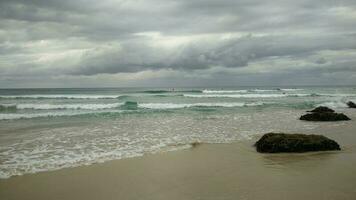 Oceano debajo gris cielo foto