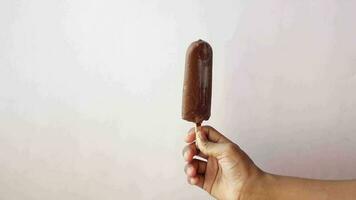 Jeune homme en portant Chocolat saveur la glace video