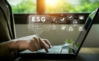 esg ambiente social gobernancia inversión concepto. empresario utilizando computadora a analizar inversión esg. estrategia ese considera el ambiental, empresa carbón labor prácticas, sustentabilidad foto