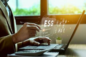 esg ambiente social gobernancia inversión concepto. empresario utilizando computadora a analizar inversión esg. estrategia ese considera el ambiental, empresa carbón labor prácticas, sustentabilidad foto