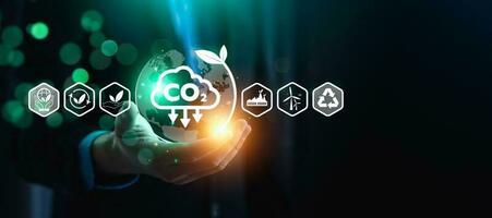 co2 emisión reducción concepto, empresario con ambiental tecnología iconos, global calentamiento, sostenible desarrollo, renovable energía negocio. clima cambiar, carbón captura, almacenamiento, reutilizar foto