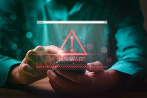 malware concepto con persona utilizando teléfono inteligente y computadora, cortar a tajos contraseña y personal datos. ciberdelincuentes, piratas informáticos, virus, gusanos, troyanos, Secuestro de datos, software espía, adware, redes de bots foto