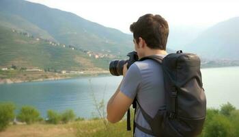 uno persona senderismo, fotografiando montaña paisaje, participación cámara, disfrutando aventuras generado por ai foto