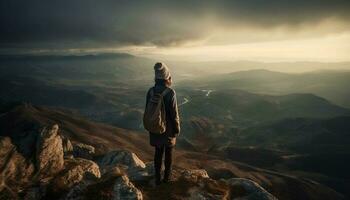 uno persona en pie en parte superior de montaña cima, mochilero éxito generado por ai foto