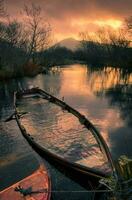 hermosa naturaleza puesta de sol paisaje con antiguo de madera hundido barco en el río con montañas en el antecedentes a Connemara nacional parque en condado galway, Irlanda foto