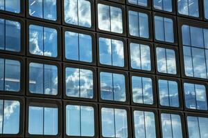 reflexión de nubes en un oficina edificio en nuevo York ciudad foto