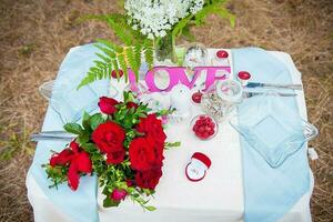 Boda mesa ajuste en naturaleza. nupcial ramo de flores y anillo foto
