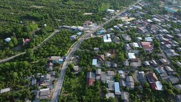 Aussicht von ein Drohne von ein ländlich Dorf im Nord Thailand. video