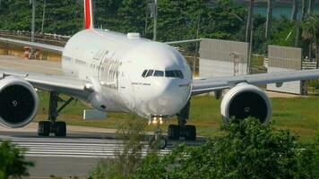 phuket, Tailandia noviembre 26, 2016 - emite boeing 777 a6 ebo rodaje antes de salida desde phuket aeropuerto. video