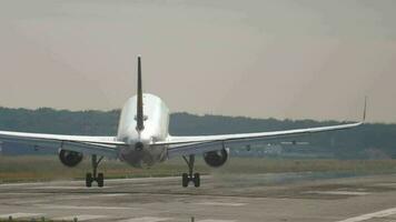 Flugzeug Annäherung und Landung beim früh Morgen, schleppend Bewegung. Frankfurt, Deutschland video