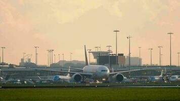 Amsterdã, a Países Baixos Julho 25, 2017 - Emirados skycargo boeing 777 taxiando depois de aterrissagem Segue mim carro, shiphol aeroporto, Amsterdã, Holanda video