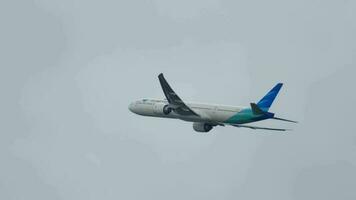 Amsterdam, de Nederland juli 24, 2017 - garuda Indonesië boeing 777 pk gif vlucht ga89 naar Jakarta cgk beklimmen na nemen uit Bij Zwanenburgbaan 36c, schiphol luchthaven, Amsterdam, Holland video