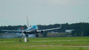 amsterdam, il Olanda luglio 26, 2017 - klm reale olandese le compagnie aeree boeing 737 ph bgm atterraggio su pista di decollo 18r polderbaan. nave aeroporto, amsterdam, Olanda video