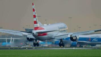 amsterdam, le Pays-Bas juillet 25, 2017 - américain compagnies aériennes Boeing 767 n348an vol aal220 de dallas dfw approchant avant atterrissage à piste 06 kaagbaan video