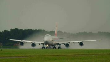 amsterdam, il Olanda luglio 24, 2017 - cargolux boeing 747 lx vcc volo clx779 per lussemburgo lux accelerare prima partenza a polderbaan 36l, piovoso tempo atmosferico, nave aeroporto, amsterdam, Olanda video