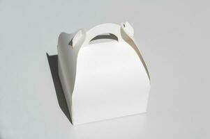 blanco cartulina caja para un para llevar pastel, destacado en un blanco antecedentes con un recorte contorno foto