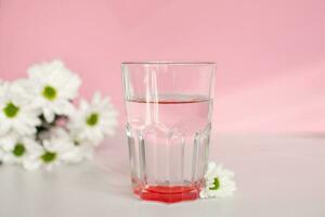limpiar Bebiendo agua en un transparente vaso en el Mañana Dom es en el mesa foto