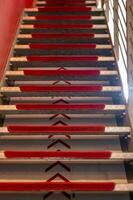 un escalera con rojo pasos foto