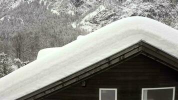 Antenne Aussicht von ein schneebedeckt Dach von ein Haus video