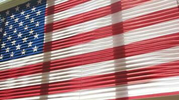 flagga av USA är hängande på jalusi fönster. bred vinkel video