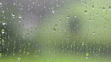 glijden regen druppels de glas venster naar beneden video