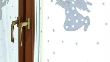 dekoriert Fenster mit Papier Schnitt aus zum Weihnachten Zeitraum video