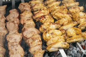 shish brocheta desde diferente tipos de carne en brochetas es frito en fuego y carbones en el parrilla foto