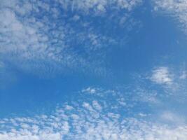 el blanco nubes en el azul cielo son Perfecto para el antecedentes. skyscape en lombok isla, Indonesia foto