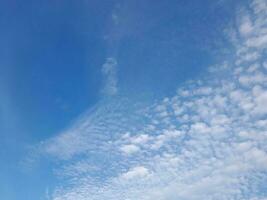 el blanco nubes en el azul cielo son Perfecto para el antecedentes. skyscape en lombok isla, Indonesia foto