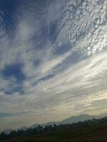 el blanco nubes en el azul cielo son Perfecto para el antecedentes. skyscape en lombok isla, Indonesia foto