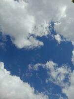 el blanco nubes en el azul cielo son Perfecto para el antecedentes. skyscape en lombok isla, Indonesia foto