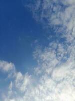 el blanco nubes en el azul cielo son Perfecto para el antecedentes. skyscape en lombok isla, Indonesia foto