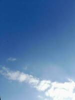 el blanco nubes en el azul cielo son Perfecto para el antecedentes. skyscape en lombok isla, Indonesia foto