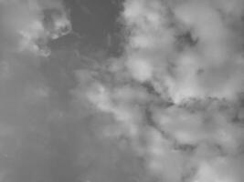 hermosa gris nubes en cielo antecedentes. grande brillante suave mullido nubes son cubrir el todo cielo. foto