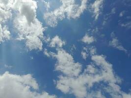 el blanco nubes en el azul cielo son Perfecto para el antecedentes. skyscape en lombok isla, Indonesia foto