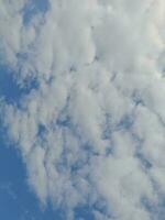 el blanco nubes en el azul cielo son Perfecto para el antecedentes. skyscape en lombok isla, Indonesia foto