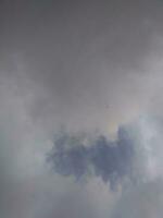 nubes blancas en el cielo azul. hermoso fondo azul brillante. nubosidad ligera, buen tiempo. nubes rizadas en un día soleado. foto