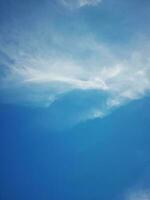 hermosas nubes blancas sobre fondo de cielo azul profundo. grandes nubes esponjosas suaves y brillantes cubren todo el cielo azul. foto